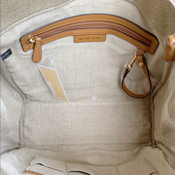 Michael Kors Large Tote Gold ‼️SALE‼️‼️ - Picture 8 of 9